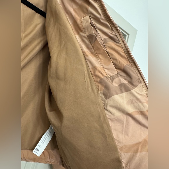 Fabletics Cloudshell Cropped Puffer Jacket XXS Beige Camo - Picture 6 of 15
